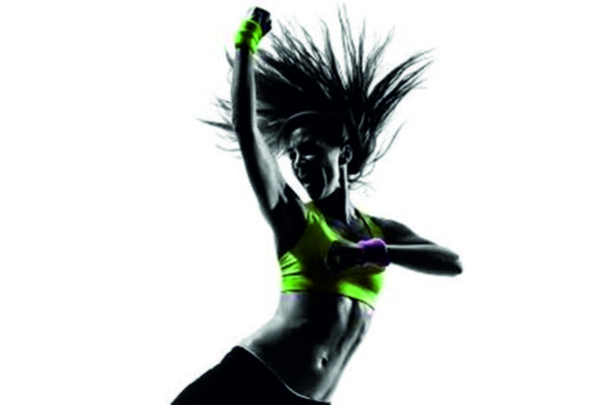 Dynamische Silhouette einer Frau in einer energiegeladenen Tanzpose. Sie trägt einen neongrünen Sport-BH und schwarze Shorts. An ihren Handgelenken sind Schweißbänder zu sehen, eines in Grün und das andere in Lila. Ihr rechter Arm ist nach oben gestreckt, während der linke Arm angewinkelt vor der Brust positioniert ist. Ihre Haare fliegen wild in der Luft, was die Intensität der Bewegung unterstreicht. Der Körper der Frau ist größtenteils als dunkle Silhouette dargestellt, wodurch die leuchtenden Farben ihrer Kleidung und Accessoires stark hervorgehoben werden. Der Hintergrund ist weiß, was den Kontrast weiter verstärkt. Das Bild vermittelt Energie, Bewegung und Fitness, typisch für Darstellungen von Zumba.